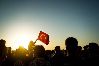 İzmir, Türkiye - 9 Eylül 2022: Cumhuriyet Meydanı 'nda düzenlenen Özgürlük Günü kutlamalarında Türk bayraklı kalabalık.