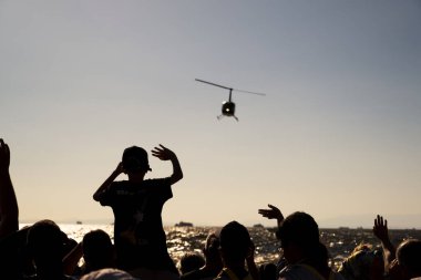 İzmir, Türkiye - 9 Eylül 2022: Gökyüzünde trikopter ve İzmir Konak Türkiye 'de düzenlenen Özgürlük Günü kutlamalarını izleyen kalabalık