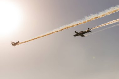 İzmir, Türkiye - 9 Eylül 2022: İzmir 'in İzmir Konak Türkiye' deki özgürlük gününde Akrobatik Pilot gökyüzünde gösteri yaptı