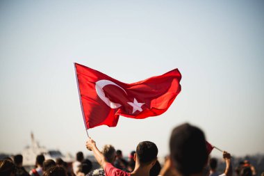 İzmir, Türkiye - 9 Eylül 2022: İzmir 'de İzmir Konak' ta İzmir bayrağının çekildiği gün kalabalık halkta Türk bayrağının yakın çekimi