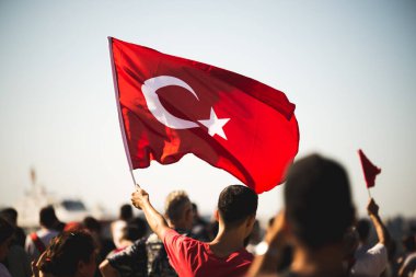 İzmir, Türkiye - 9 Eylül 2022: İzmir 'de İzmir Konak' ta İzmir bayrağının çekildiği gün kalabalık halkta Türk bayrağının yakın çekimi