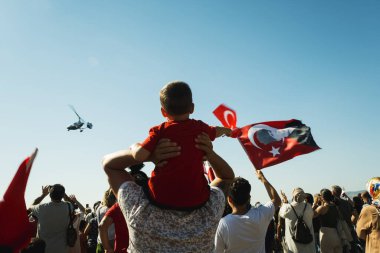 İzmir, Türkiye - 9 Eylül 2022: Cumhuriyet Meydanı 'nda düzenlenen Kurtuluş Günü kutlamalarında bazı çocuklar Türk bayrakları sallıyor.