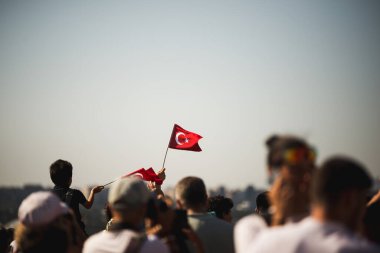 İzmir, Türkiye - 9 Eylül 2022: Cumhuriyet Meydanı 'ndaki Kurtuluş Günü' nde kalabalık halkta Türk bayraklarının yakın çekimi.