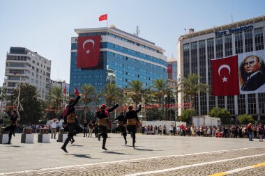 İzmir, Türkiye - 9 Eylül 2022: İzmir Cumhuriyet Meydanı 'nda ve İzmir' in özgürlük gününde zeybek dansı yapan gençler grubu.