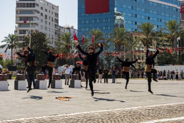 İzmir, Türkiye - 9 Eylül 2022: İzmir Cumhuriyet Meydanı 'nda ve İzmir' in özgürlük gününde zeybek dansı yapan gençler grubu.