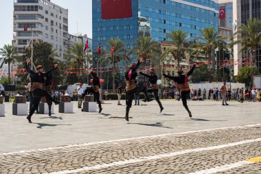 İzmir, Türkiye - 9 Eylül 2022: İzmir Cumhuriyet Meydanı 'nda ve İzmir' in özgürlük gününde zeybek dansı yapan gençler grubu.