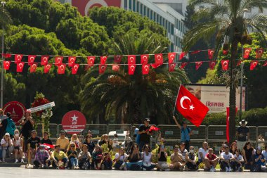 İzmir, Türkiye - 9 Eylül 2022: Cumhuriyet Meydanı 'nda düzenlenen Özgürlük Günü kutlamalarında Türk bayraklı kalabalık.