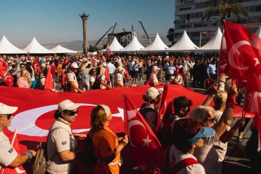 İzmir, Türkiye - 9 Eylül 2022: İzmir İzmir Konak 'ta İzmir' in özgürlük gününde kalabalığın bayraklarına yakın çekim