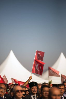 İzmir, Türkiye - 9 Eylül 2022: Cumhuriyet Meydanı 'ndaki Kurtuluş Günü' nde kalabalık halkta Türk bayraklarının yakın çekimi.