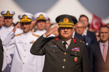 İzmir, Türkiye - 9 Eylül 2022: İzmir Cumhuriyet Meydanı 'ndaki İzmir gününde Korgeneral Kemal Yeni' nin portresi.