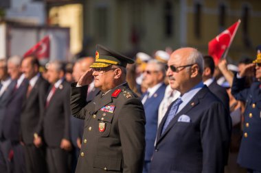 İzmir, Türkiye - 9 Eylül 2022: İzmir Valisi Yavuz Selim Kosger ve Korgeneral Kemal Yeni İzmir 'in İzmir Cumhuriyet Meydanı' ndaki özgürlük gününde aynı çerçevede.