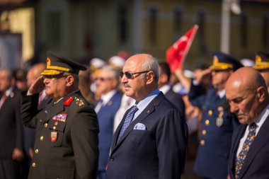 İzmir, Türkiye - 9 Eylül 2022: İzmir Belediye Başkanı, İzmir Valisi Yavuz Selim Kosger ve Korgeneral Kemal Yeni İzmir Cumhuriyet Meydanı 'nda İzmir' in özgürlük gününde aynı çerçevede.