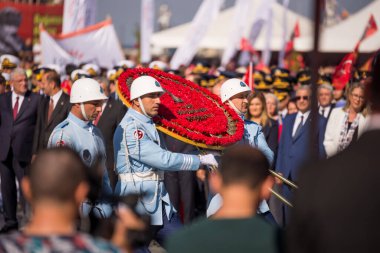 İzmir, Türkiye - 9 Eylül 2022: Cumhuriyet Meydanı 'nda, 9 Eylül' de İzmir 'in özgürleşme gününde atürk baskınına konacak çelenkleri polisler taşıyor.