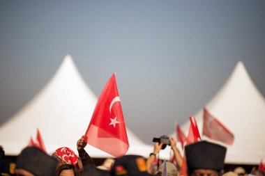 İzmir, Türkiye - 9 Eylül 2022: Cumhuriyet Meydanı 'ndaki Kurtuluş Günü' nde kalabalık halkta Türk bayraklarının yakın çekimi.