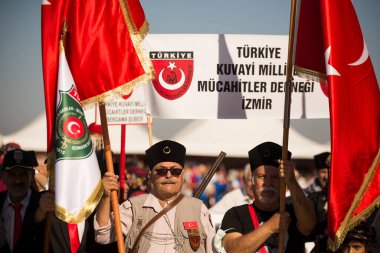 İzmir, Türkiye - 9 Eylül 2022: İzmir Kurtuluş Günü 'nde bıyıklı yaşlı bir adam Kuvayi Milliye Mücahitler Derneği.