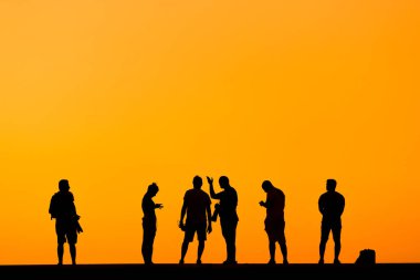 Gün batımında fotoğrafçıların silueti..