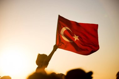 İzmir, Türkiye - 9 Eylül 2022: İzmir 'de İzmir' in kurtuluş gününde gün batımında bir Türk bayrağının yakın çekimi