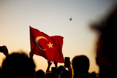 İzmir 'in kurtuluş gününde gün batımında bir Türk bayrağının yakın çekimi
