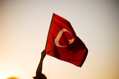 İzmir 'in kurtuluş gününde gün batımında bir Türk bayrağının yakın çekimi
