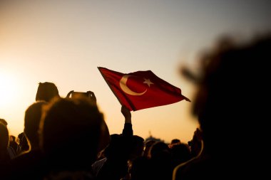 İzmir, Türkiye - 9 Eylül 2022: İzmir 'de İzmir' in kurtuluş gününde gün batımında bir Türk bayrağının yakın çekimi