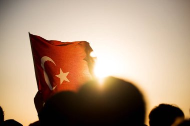İzmir 'in kurtuluş gününde gün batımında bir Türk bayrağının yakın çekimi
