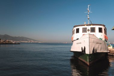 İzmir, Türkiye - 11 Eylül 2022: Konak İskelesi 'nde klasik bir izmir vapurunun yakın çekimi. Arşiv fotoğrafı