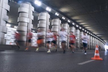 İzmir, Türkiye - 11 Eylül 2022: Yarı maratonda koşan yarışmacılar İzmir 'in İzmir' deki özgürlüğünün 100. yıldönümü için özel koşuyorlar.