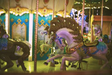 İzmir, Türkiye - 11 Eylül 2022: İzmir lunaparkındaki atlıkarıncaya yakın çekim.