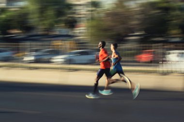 İzmir, Türkiye - 11 Eylül 2022: Yarı maratonda hareket bulanıklığı olan yarışmacılar İzmir 'in kurtuluşunun 100. yıldönümü için özel koşuyorlar.
