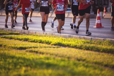 İzmir, Türkiye - 11 Eylül 2022: Yarı maratonda koşan yarışmacıların yakın çekim ayakları İzmir 'in kurtuluşunun 100. yıldönümü için özel koşuyor.