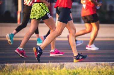 İzmir, Türkiye - 11 Eylül 2022: Yarı maratonda koşan yarışmacıların yakın çekim ayakları İzmir 'in kurtuluşunun 100. yıldönümü için özel koşuyor.