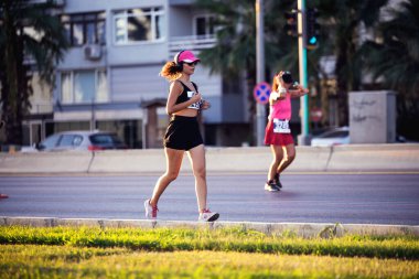 İzmir, Türkiye - 11 Eylül 2022: Yarı maratonda koşan yarışmacılar İzmir 'in kurtuluşunun 100. yıldönümü için özel koşuyorlar.