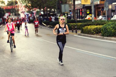 İzmir, Türkiye - 11 Eylül 2022: Yarı maratonda koşan yarışmacılar İzmir 'in kurtuluşunun 100. yıldönümü için özel koşuyorlar.
