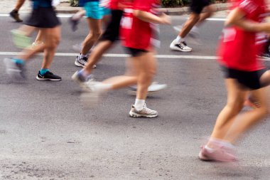 İzmir, Türkiye - 11 Eylül 2022: Yarı maratonda koşan yarışmacıların yakın çekim ayakları İzmir 'in kurtuluşunun 100. yıldönümü için özel koşuyor.