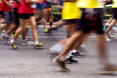 İzmir, Türkiye - 11 Eylül 2022: Yarı maratonda koşan yarışmacıların yakın çekim ayakları İzmir 'in kurtuluşunun 100. yıldönümü için özel koşuyor.