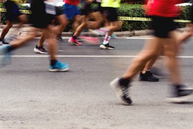 İzmir, Türkiye - 11 Eylül 2022: Yarı maratonda koşan yarışmacıların yakın çekim ayakları İzmir 'in kurtuluşunun 100. yıldönümü için özel koşuyor.