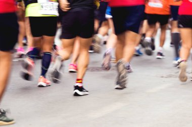 İzmir, Türkiye - 11 Eylül 2022: Yarı maratonda koşan yarışmacıların yakın çekim ayakları İzmir 'in kurtuluşunun 100. yıldönümü için özel koşuyor.