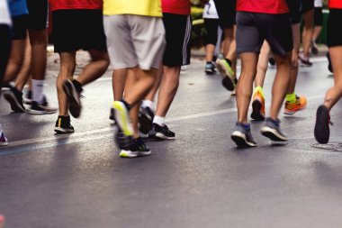 İzmir, Türkiye - 11 Eylül 2022: Yarı maratonda koşan yarışmacıların yakın çekim ayakları İzmir 'in kurtuluşunun 100. yıldönümü için özel koşuyor.