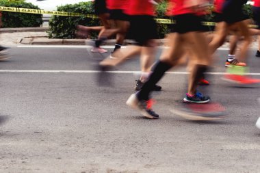 İzmir, Türkiye - 11 Eylül 2022: Yarı maratonda koşan yarışmacıların yakın çekim ayakları İzmir 'in kurtuluşunun 100. yıldönümü için özel koşuyor.