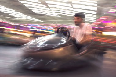 İzmir lunaparkındaki çarpışan arabaların soyut fotoğrafı..