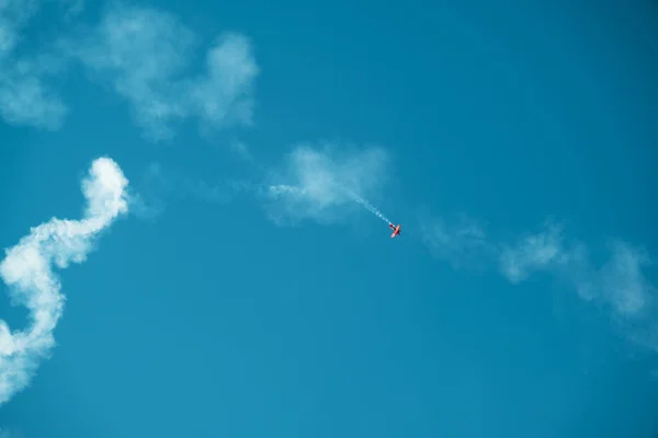 Dym Akrobatycznego Samolotu Błękitnym Niebie — Zdjęcie stockowe