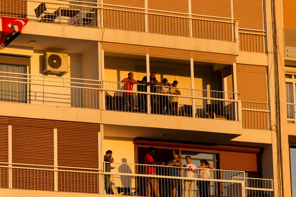 Izmir Turkije September 2022 Mensen Kijken Naar Feesten Vanaf Balkons — Stockfoto