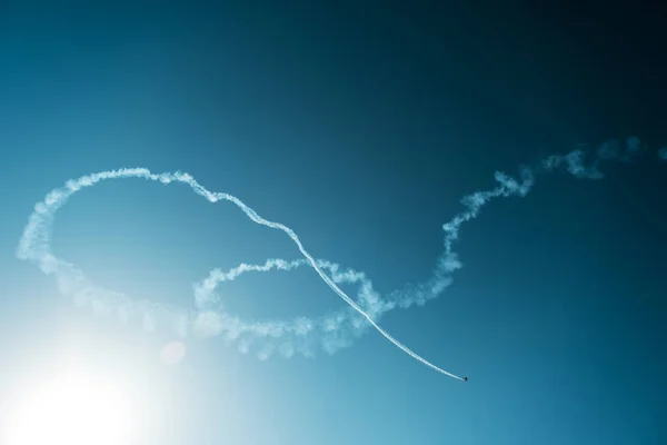 Fumée Avion Acrobatique Sur Ciel Bleu — Photo