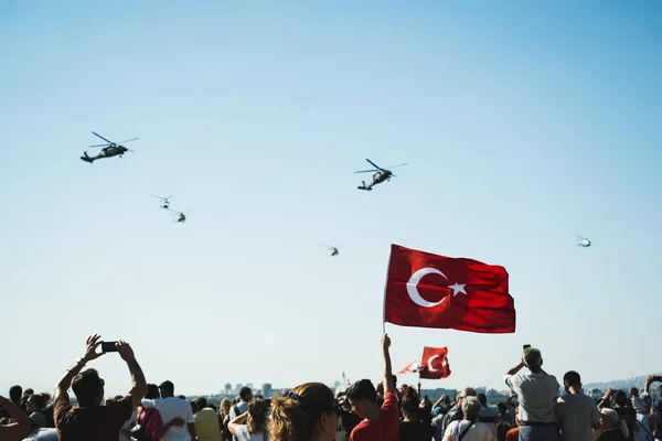Izmir Turquía Septiembre 2022 Acercamiento Una Bandera Turca Pueblo Abarrotado — Foto de Stock