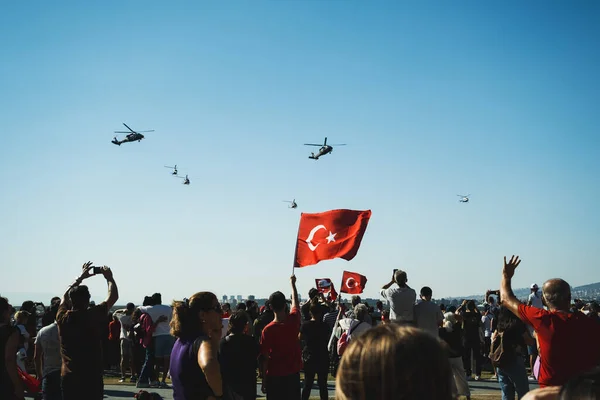 Izmir Turkey September 2022 Close Shot Turkish Flag Crowded People — Stock Photo, Image