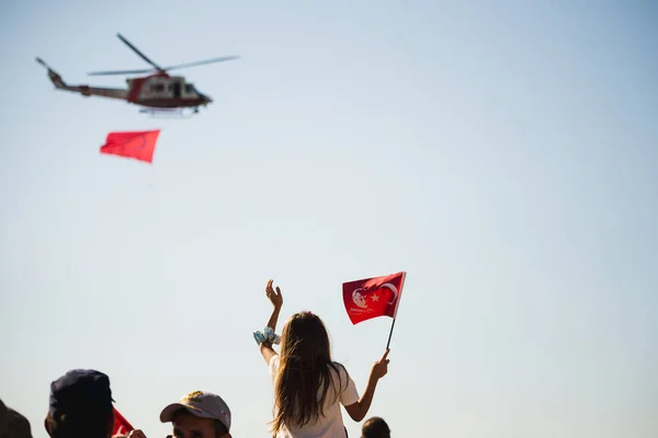 Ізмір Туреччина Вересня 2022 Закрити Вогонь Турецького Прапора Який Дівчина — стокове фото