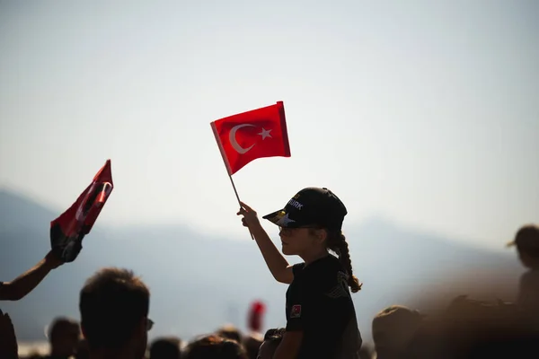 Izmir Turecko Září 2022 Detailní Záběr Tureckých Vlajek Přeplněných Lidech — Stock fotografie