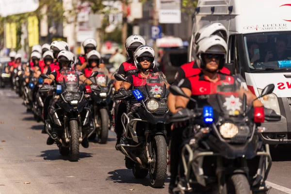 Izmir Turquia Setembro 2022 Policiais Motorizados Estrada Dia Liberdade Izmir — Fotografia de Stock