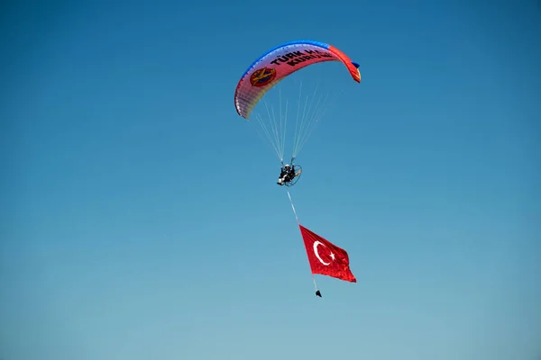 Izmir Turkey September 2022 Paramotor Jumper Sky Huge Turkish Flag — Stock Photo, Image