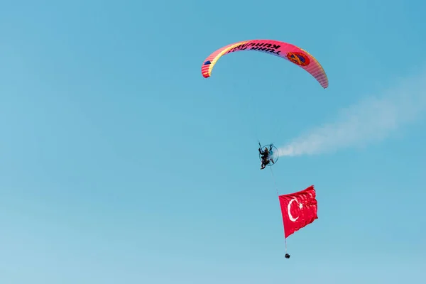 Ізмір Туреччина Вересня 2022 Парашутист Стрибун Небі Величезним Турецьким Прапором — стокове фото